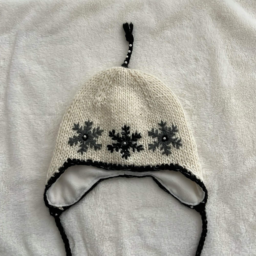 Screamer brand knitt hat wit tie